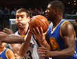 Marc Gasol, rodeado de jugadores de Warriors, hizo un gran partido