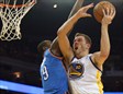 David Lee busca la canasta ante Serge Ibaka