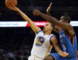 Stephen Curry, defendido por Ibaka, fue la estrella de los Warriors