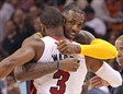 Wade se abraza con LeBron al inicio del partido