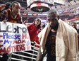 LeBron se retira a los vestuarios del United Center tras decidir el partido