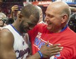 Chris Paul celebra la victoria con Steve Ballmer, propietario de los Clippers