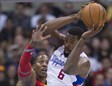 DeAndre Jordan le ganó la partida a Dwight Howard