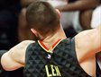 Alex Len de espalda en un partido