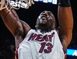 Bam Adebayo hace un mate en un encuentro de Miami Heat