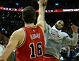 Pau Gasol recibe las felicitaciones de Taj Gibson tras su gran partido ante los Raptors