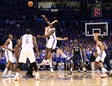 Serge Ibaka y Marc Gasol disputan el salto inicial