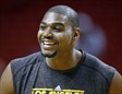 Andrew Bynum vuelve a sonreír tras mucho tiempo sin poder hacerlo