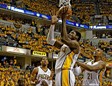 Roy Hibbert (capturando el rebote) fue la estrella del Pacers-Wizards