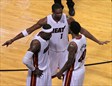 LeBron James, Udonis Haslem y Chris Bosh hablan junto a la banda