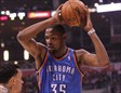 Kevin Durant, marcado por Barnes, anotó 36 puntos en la victoria de su equipo