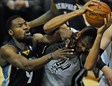 Un golpe sin intención de Tony Allen envió a la banca a Tim Duncan en el Spurs-Grizzlies