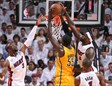 Roy Hibbert se faja en los tableros con las tres estrellas de Miami Heat