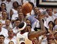 LeBron James en el momento de anotar la canasta que decidió el encuentro