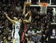 Manu Ginóbili no tuvo su noche y Chris Bosh fue el máximo anotador del partido