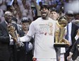 LeBron James con el trofeo de campeón de la NBA y de MVP de las Finales