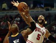 Carlos Boozer intentando taponar un tiro de David West