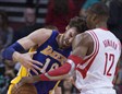 Pau Gasol choca con Dwight Howard al intentar ir hacia canasta