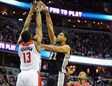 Tim Duncan supera anoche a Kevin Seraphin ante la mirada de Beal