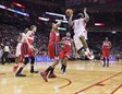 James Harden busca la canasta en el partido de anoche ante la marca de Ariza