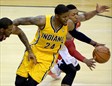 Paul George (centro) batió su récord anotador en playoffs al meter 39 puntos