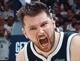 Doncic grita tras anotar una canasta importante