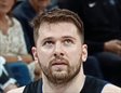 Luka Doncic eleva la mirada para ver el videomarcador