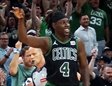 Jrue Holiday celebra con la grada de Celtics exaltada
