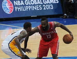 Harden y George en un partido de pretemporada disputado en 2013 en Filipinas