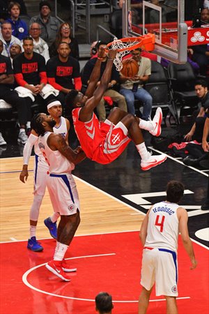 Clint Capela hace una volcada en el Clippers-Rockets