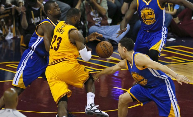 Excelente defensa de Warriors sobre LeBron y sobre todos los Cavaliers