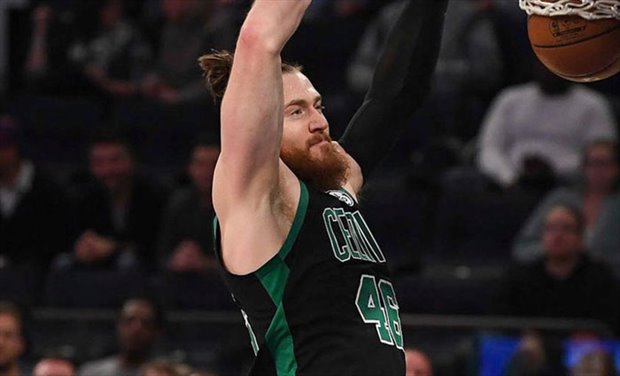 Aron Baynes opta por quedarse en Boston Celtics