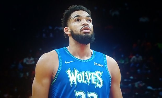 Towns scores 40 points in Minnesota win at Houston