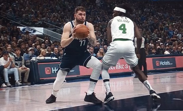Dallas alarga las Finales sacando los colores a los Celtics