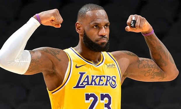 LeBron James luce la nueva camiseta de Los Angeles Lakers que trae